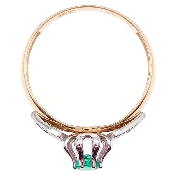 Кольцо из золота 585 пробы с изумрудом и бриллиантами